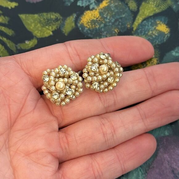 Vintage 1940’s-1950’s Pearl and Crystal Cluster Clip On Earrings - Picture 5 of 5